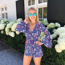 Wauw Dit Kleurrijke Jurkje Is Heel Fleurig Dit Is Een Van De Zomeroutfits Uit De Top 10 Zomeroutfits Voor Jonge Vrouwen Wil Zomeroutfits Jonge Vrouwen Vrouw