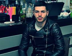 Om de afaceri, batut cu salbaticie pe o strada din targu jiu. Mircea Mihai Unul Dintre Tinerii Care Au BÄƒtut Crunt Un BÄƒtran La BraÈ™ov Avea Probleme De Comportament A Ajuns AÈ™a È™i DupÄƒ Dezbinarea Asta Din Familia Lui