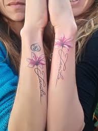 Flower tattoos are very popular in different kinds, sizes and colours. Tatuaje Amigas Bff Tattoos Friendship Tattoos