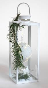 Mit Einem Tannenzweig Sieht Eine Schlichte Laterne Gleich Ganz Anders Aus Perfekt Als Deko V Aussendeko Weihnachten Weihnachtsdekoration Weihnachten Laternen
