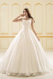 Ein brautkleid mit a linie ist am oberkörper schmal und körpernah geschnitten und geht in einen ausgestellten weit schwingenden oder. 70 Brautkleider A Linie Ideen Kleider Braut Brautkleid