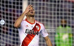Santa fe, entre tanto, solo se acercó con un remate desviado de kelvin osorio, que junto a jhon arias trató de llevar a su equipo al campo contrario pero no tuvo éxito ante una defensa bien plantada del equipo argentino. River Plate V Santa Fe Recopa Sudamericana Photos And Premium High Res Pictures Football Match River Photo