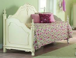 كنب سرير لتوفير المساحة