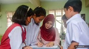 Agen sosialisasi politik dapat diartikan sebagai proses pembentukan sikap dan orientasi politik dari para anggota masyarakat dalam menjalani kehidupan sosial politik. Agen Sosialisasi Perdamaian Aliansi Indonesia Damai Aida