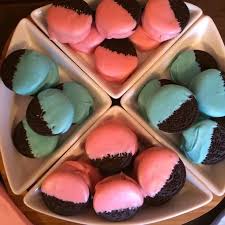 In this collection of gender reveal food ideas, you will find all kinds of ideas including pink and blue drinks, gender reveal cookies, cake pops, and more! Gdsg4gnlqwulgm