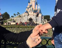  votre conte de fées commence ici. Une Belle Demande En Mariage Gay A Disneyland Paris