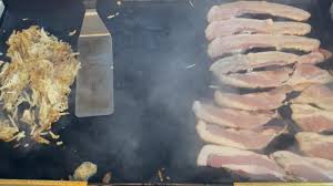 This method of making hash browns on a griddle is showcased in the movie chef. Crispy Hash Browns On The Blackstone Griddle With Bacon My Backyard Life