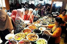 Selain itu, makanan khas sunda yang sering dikenal banyak orang antara lain nasi timbel, lalapan, serta sambal dadak. 15 Rumah Makan Sunda Di Bandung Yang Enak Banget