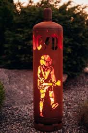 Edelrost Feuersaule Gasflasche Acdc Dekorativ Und Ein Hingucker Alleine Schon Wegen Der Ausgefallenen Form Ist Uns Fire Pit Grill Cool Fire Pits Metal Fire Pit