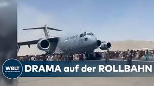 Am flughafen kabul in afghanistan sind bei einem gedränge sieben menschen ums leben gekommen. Afghanistan Krise Verzweiflung Chaotische Szenen Am Flughafen In Kabul Welt Thema Youtube