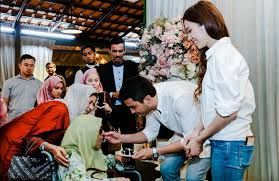 Zahirah, 25 dan aiman atau nama sebenar aiman hakim ridza abdoh, 31, akan mengadakan majlis resepsi di glam hall damansara, petaling jaya pada jumaat. Tak Pernah Pernah Bawa Bekal Pergi Set Aiman Hakim Ridza Oren Laici