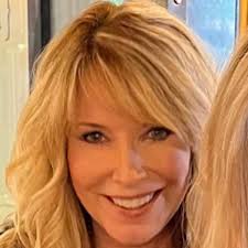 Wow how much lipstick is Nick Lachay wearing at the reunion?👀