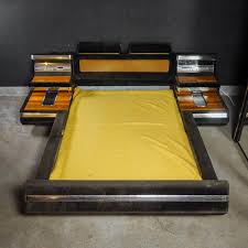 Lambiente della nostra casa dove concludiamo la nostra giornata e dove riapriamo gli occhi al mattino pronti per rientrare nella giostra. Letto Vintage Con Radio Anni 70 In Vendita Su Pamono