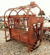 These squeeze chute are beneficial and ideal for varied animal rearing. P 626 Teco Portable Cattle Squeeze Chute Pickett Auction Service