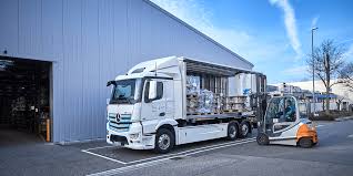 A hydrogen truck that is another step further in the development towards what we can expect in the future! Daimler On 3 Year Test For Eactros Electric Truck Electrive Com