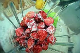 Smoothie Bananes Poires Fraises Kiwis Et Deco Table Anniversaire Et Pliage De Serviette Recette En 2020 Smoothie Recette Pliage Serviette Deco Table Anniversaire