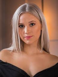 Niki Hill's Instagram, Twitter & Facebook