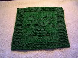This dishcloth knitting pattern is a tad more challenging than a beginner pattern, but not quite advanced. Pin By Faeriesofglitteringglen On Gift Ideas Dishcloth Knitting Patterns Knitted Washcloth Patterns Knit Dishcloth