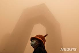 황사는 봄철 중국 내륙의 황투 고원, 고비 사막 등에서 발생한 먼지가 편서풍을 타고 우리나라로 날아오는 현상으로, 심할 경우에는 심지어 태평양을 건너. Ja 6d9w9wu5ikm