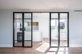 Las puertas y frentes son el diseño de tu cocina. Puertas De Cristal Y Aluminio En La Cocina La Alternativa A Las Cocinas Americanas O Abiertas Al Salon