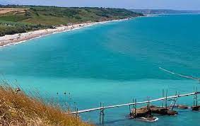 The adriatic sea (/ ˌ eɪ d r i ˈ æ t ɪ k /) is a body of water separating the italian peninsula from the balkans.the adriatic is the northernmost arm of the mediterranean sea, extending from the strait of otranto (where it connects to the ionian sea) to the northwest and the po valley. Ortona Bocciate Le Spiagge Ortonesi Lontana La Bandiera Blu