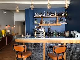 Le bar dans une cuisine ouverte sur salon (ou salle à manger) est un véritable allié dont vous n'avez aucune raison de vous priver. Cuisine Ouverte Et Bar A Cocktails Apres Travaux Le Botaniste Revient Avec Du Nouveau