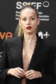 These actors are diego martin, carla diaz, martina caridi and the influencer manu rios. Neuer Look Elite Star Ester Exposito Hat Nun Braune Haare Promiflash De