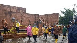 Genangan air sebabkan kemacetan panjang di. Banjir Semarang Makan 2 Korban Jiwa 1 Tersengat Listrik