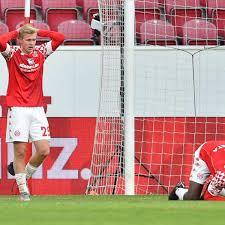 Für diese saison kommt erschwerend. Fussball Bundesliga Fc Schalke Spielt 2 2 Beim Fsv Mainz Schalke 04
