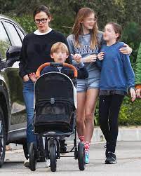 Jennifer garner and ben affleck's kids, violet, seraphina, and samuel, have grown up a lot! Jennifer Garner On How Ben Affleck Split Affected Their 3 Kids Hollywood Life News Dome