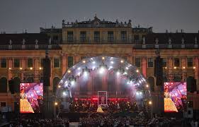 Für mich bedeutet genuss zurücklehnen, wahrnehmen, schätzen, sich erfreuen und alle sorgenvolle gedanken hinten anstellen. Voller Erfolg Elisabeth Vor Schloss Schonbrunn In Wien Vienna Online