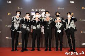 Dressing to the theme of monster family, guests shownu and joohoney of monsta x play music games to win and. Monsta X Hand Heart Is Basic