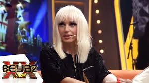 Gülşen bayraktar, 29 mayıs 1976 tarihinde i̇stanbul'un fatih ilçesinde dünyaya geldi. Gulsen Uzaylilara Inandigini Soyledi Beyaz Show Youtube