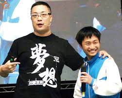 2000 范瑩孫、孔美琪、廖家俊、羅健中、梁美芬、盧煜明、吳長勝、吳小清、倪文玲 2001 張建良、霍嘉敏、李麗芬（蓋鳴暉）、潘健侶、葛珮帆 2002 陳慶芸、陳慧汶（陳慧琳）、何百昌、辛小紅、 廖家傑、李志剛、梁建楓、梁冬陽、黃真真、任詠華. é‡'é–€æ—¥å ±å…¨çƒè³‡è¨Šç¶²