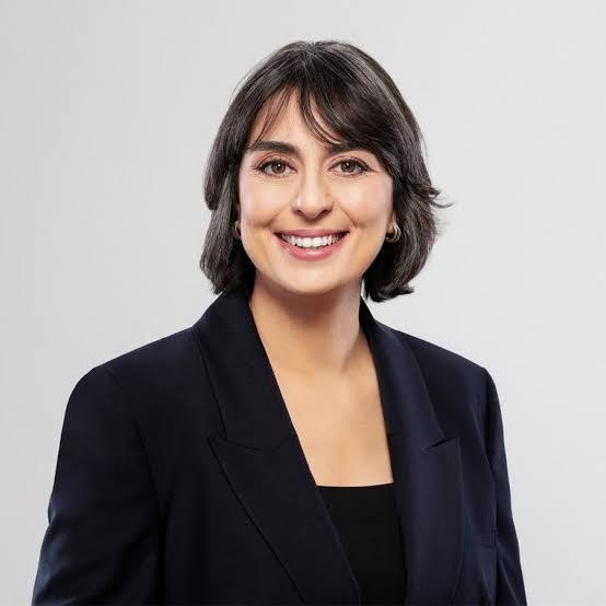 Sinem Dedetaş - Kadın Erkek Eşittir Nokta