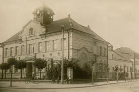 Sendražice is a village and municipality in hradec králové district in the hradec králové region of the czech republic. Sendrazice Skola Kolinsko Cesty A Pamatky