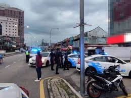 Adaleti elinize alın ve yoğun trafikte ileride bir yerde olan atleti yakalayın. Pecut Laju Lari Pemeriksaan Polis