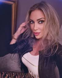 Do you think I'm pretty? 💙🤍