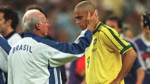 Oficial (official) (662) competição (competition): Medico Da Selecao Em 1998 Nao Queria Ronaldo No Campo Veja