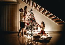 A te e alla tua famiglia gli auguri di un lieto natale, pieno di soddisfazioni, di gioie e di amore. Auguri Di Natale 2020 Col Covid Le 25 Frasi Piu Belle E Divertenti Con Immagini