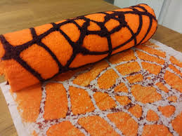 Un Roule Orange Avec Une Toile D Araignee Effrrrayyyante Pour Feter Halloween Avec Un Parfum De Chocol Toile D Araignee Patisserie Pour Halloween Gateau Roule