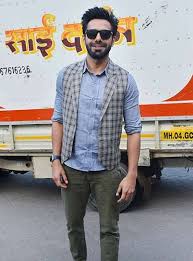 Aparshakti khurana spoke about how he is managing work from home during the lockdown due to coronavirus outbreak. Aparshakti Khurana Birthday Real Name Age Weight Height Family Contact Details Wife Affairs Bio More Notednames
