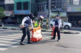 Namun ternyata lockdown berdampak positif terhadap. Daftar Wilayah Di Indonesia Yang Terapkan Local Lockdown Halaman All Kompas Com
