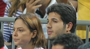 Müzikteki üretkenliğini hızla sürdüren ebru gündeş ebru gündeş albüm ve sahne çalışmalarının yanı sıra tv8 kanalında yayınlanan o ses türkiye programında jüri üyeliği yapmaya devam ediyor. Ebru Gundes Reza Zarrab La Tum Baglarini Kopariyor Yalidan Villaya Cikiyor Magazin Haberleri