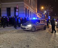 Równocześnie w kadrze widać spacerowiczów idących w dużych gromadach, często bez maseczek. Minister Zdrowia Nie Chcialbym Zeby Krupowki Byly Poczatkiem Iii Fali Pandemii Aktualnosci Lovekrakow Pl