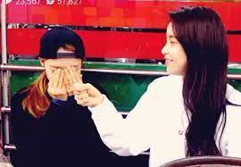 Solar wants to go to the beach. Tgc On Twitter 24 Moonbyul Was Shocked When She Found Out Krystal Was Behind Her At The Airport The Members And Even Manager Kept Teasing Her About It Https T Co Jy1tsilel9