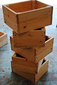 Simple à fabriquer, la caisse en bois est le projet idéal pour un bricoleur débutant. Fabrication De Caisses En Bois Palette Diy Meuble A Fabriquer Soi Meme Into The Wood