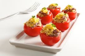 3 peperoni (giallo, rosso, verde). Ricetta Pomodori Ripieni Di Uova E Acciughe Cucchiaio D Argento