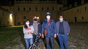 C'è posta per te è un programma ideato e condotto da maria de filippi, in onda su canale 5: Il Postino Di C E Posta Per Te Fa Tappa A Padula Mistero Sul Destinatario Della Lettera
