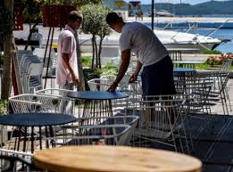 Τα ρολά ανεβαίνουν αύριο για τα καταστήματα της εστίασης στο πλαίσιο της άρσης του lockdown. Skertsos Anoigma E3wterikhs Estiashs Lianemporioy Mesa Ston Aprilio Koinwnia News 24 7
